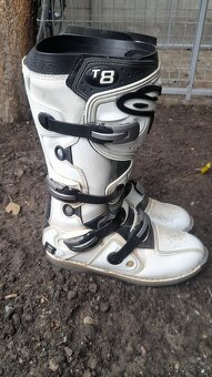 Helmy 50eur/kus, topánky 150eur - 7