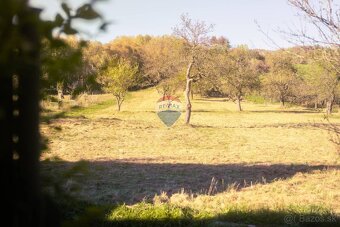 PREDAJ Rodinný dom s garážou a pozemkom 2 362 m2 neďaleko Ro - 7