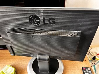 Na predaj: 2x LCD monitory – LG Flatron L194WS a Samsung Syn - 7