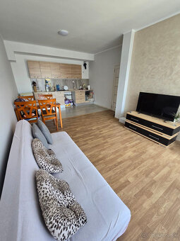 EXKLUZÍVNE Priestranný a zariadený 2-izbový apartmán v rez - 7