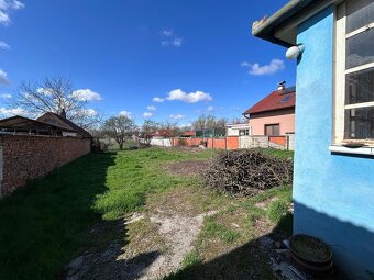 Slnečný pozemok s rodinným domom v obci Čechynce iba 10 km o - 7