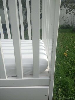 Biela drevená postieľka + nepremokavá plachta - 7