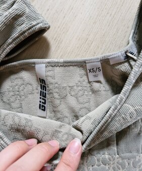 NOVE Guess monogram khaki,bezovy,modry crop top - 7
