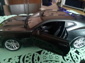 Predám Chevrolet Camaro 1:18 Maisto - 7