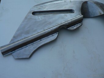 Vnitřní část zadního podběhu Tatra 603 - 7