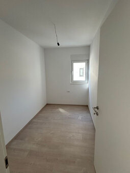 3 izb. Chorvátsko, Makarska, 65m2, terasa, garážové miesto v - 7