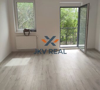 JKVreal ponúka na predaj 2-izbový apartmán s balkónom v proj - 7