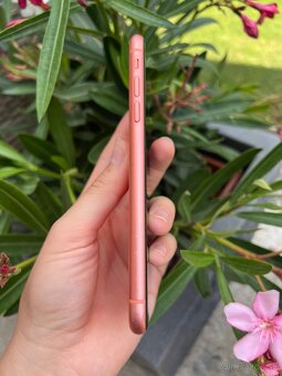 iPhone XR Coral 128 GB – zachovalý, s krytmi - 7