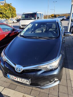 Predám toyoru Auris hybrid Touring sport - 7
