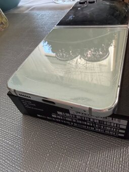 Samsung galaxy Z flip5 - 7
