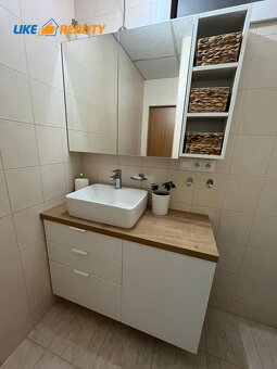 Na predaj veľkometrážny 2-izbový byt v centre Bánoviec nad B - 7