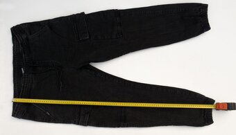 Čierne cargo nohavice Cropp č.34 - 7