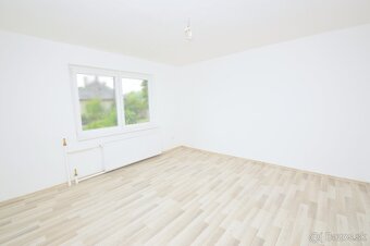 Predaj 3i byt s 260 m2 pozemkom, garážou a pivnicou, Bezenye - 7