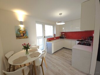 Zariadený 3 i. byt 95 m2 + 2 balkóny, 2x WC, výhľad na hrad - 7