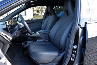 BMW iX xDrive40 PANORAMA ZÁRUKA SR DPH 2023 SOH - 98,5 % - 7