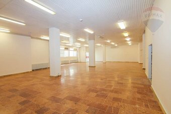 Na prenájom obchodné priestory 460 m2 na prízemí, Laborecká - 7