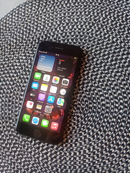 Apple iPhone SE 2020 - 7