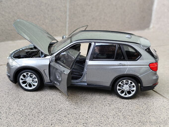 BMW X5 1:24 --------- 19 cm dĺžka ------- NOVÝ, KOVOVÝ MODEL - 7