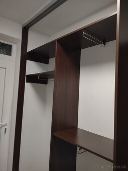 Vstavaná skriňa so zrkadlovými posuvnými dverami - 7