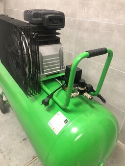 Profesionálny veľký kompresor ZIPPER ZI COM200-10 200l/10bar - 7