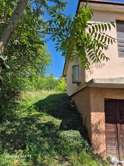 Chatka neďaleko Hrona v krásnej prírode - 7