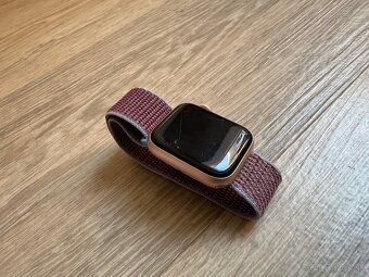 Apple Watch Series 4 40 mm Zlatý hliník + športový remienok - 7