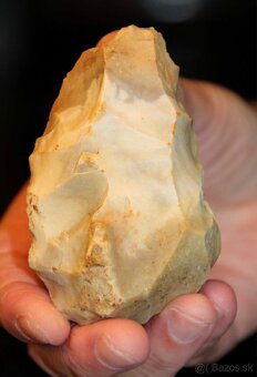 Neolitická kamenná motyka (sekera) – cca 4000 pred n. l. - 7