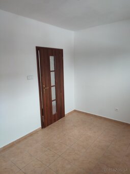 Obchodné priestory NOVOSTAVBA priamo na námesti - 7