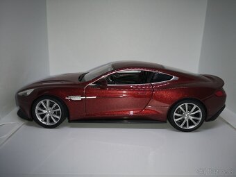 Predám zberateľský model Aston Martin Vanquish , 1:24 - 7