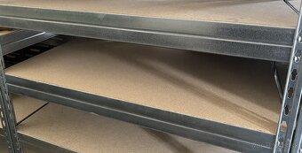 Kovové skladové regály s drevenými policami - 7