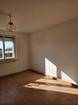 Rodinný dom s krásnym 1200m2 slnečným pozemkom - 7