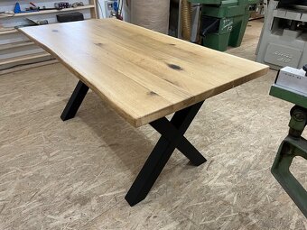 Masívny jedálenský stôl s prírodnou hranou - 7