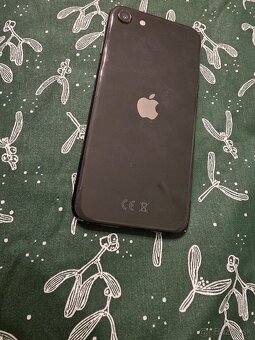 Iphone se 2020 volny v dobrom stave plne funkčný má znaky po - 7