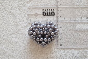 Krásny ručne šitý prívesok: srdce z korálok - 7