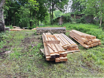 Dve drevenice na jednom pozemku v horách Javorníkov na pre - 7