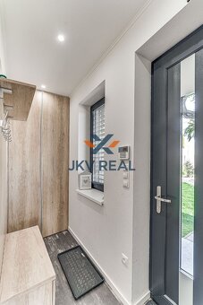Moderný 5-izbový rodinný dom s bazénom, altánkom a záhradou - 7