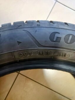 Predám zimné pneumatiky Goodyear 225/50 R18 - 7
