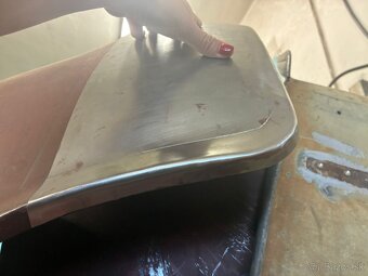 Spodní část mezi předním blatníkem a maskou Tatra 603 - 7