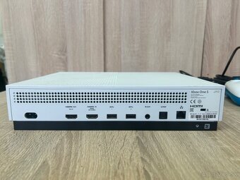 Xbox One S s dvoma ovládačmi a hrami - 7