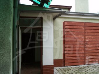 Štýlovo prerobený dom na bývanie a budova na podnikanie - 7