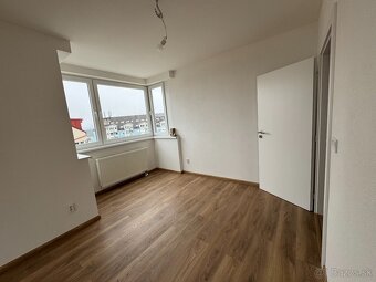 4i byt s 2 balkónmi,2 toaletami+ vonkajšie parkovanie v cene - 7