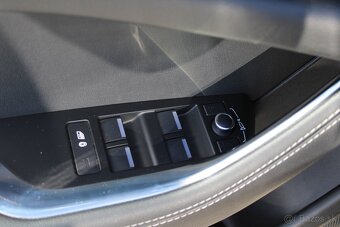 Jaguar XE 2.0D I4 R-Dyn SE AWD AT - 7