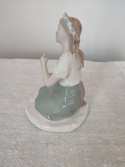 Royal dux dievča s lienkou porcelánová soška
- 7
