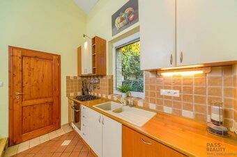 Rodinný dom s podkrovím, 2-garážou, parking, vírivka v srdci - 7