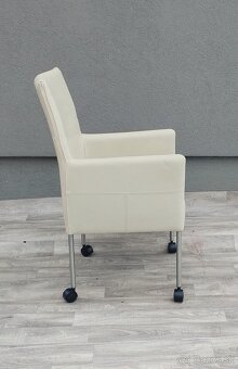 Set bielych kresiel na kolieskách – ( 4 ks ). - 7