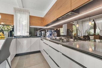 ZNÍŽENÁ CENA 6- izb. RD s bazénom v blízkosti centra BA - 7