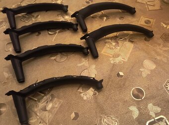 BMW X5 e70, BMW X6 e71 - madlo dverí čierne - 7