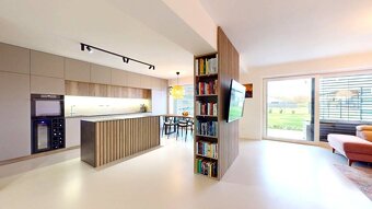 Novozariadený rodinný dom s veľkými spálňami i šatníkom pri  - 7