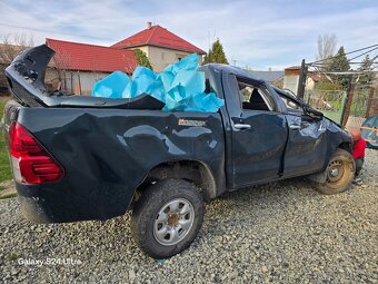 Predám havarovanú Toyotu Hilux 2.4D, 110kW - 7