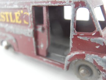 Morris J2, Commer van Nestles, Caterpillar - 7